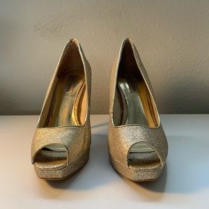 Women’s high heels gold.